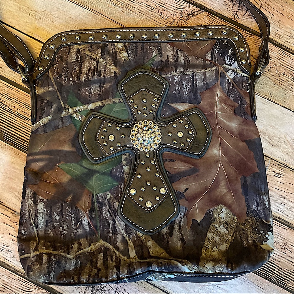 Blazin Roxx Western Camouflage Crossbody with Bling Cross & Studs 9 X 11